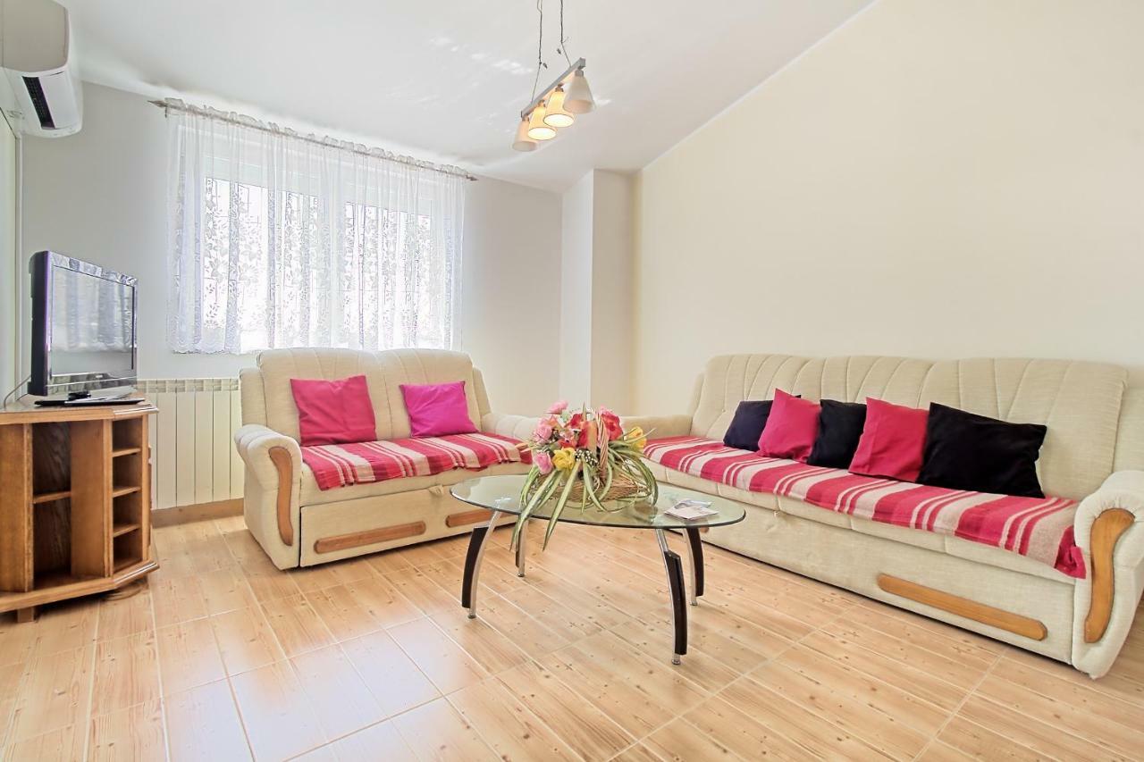 Apartman Lara *