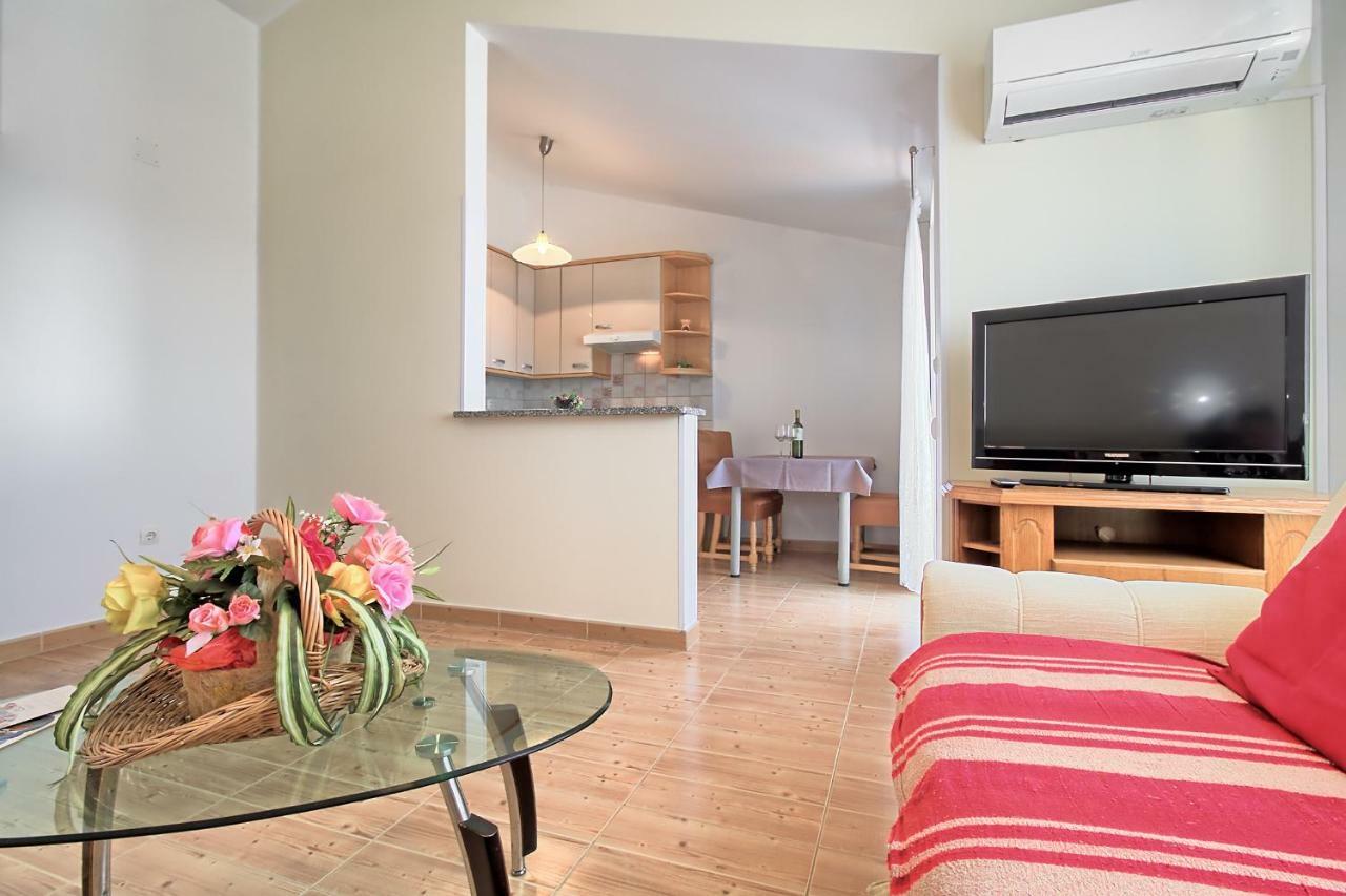 Apartment Lara *